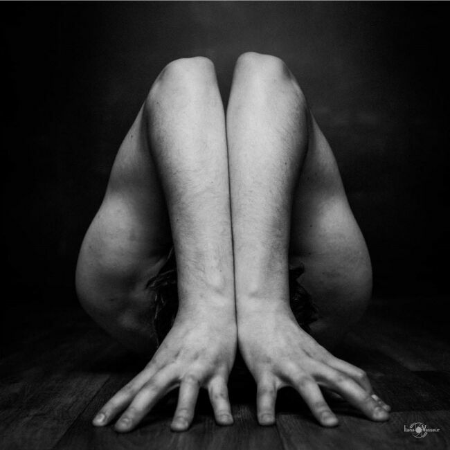 Photo du corps humain en noir et blanc